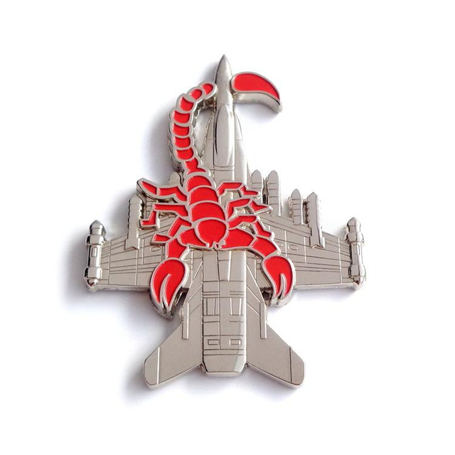 Pin Enamel Keras Logam Tersuai Pembuatan OEM Pin Lapel Sayap Juruterbang Lembut
