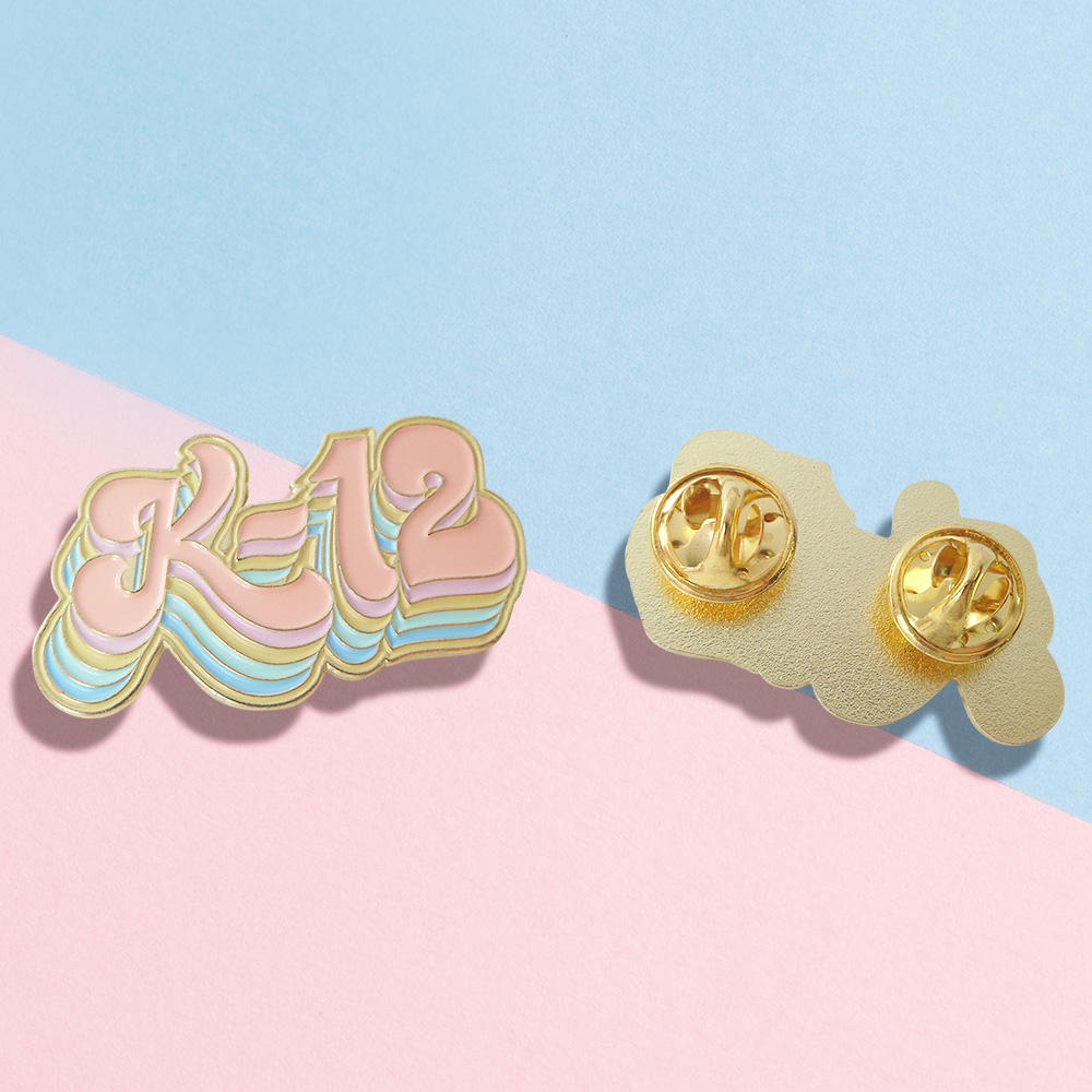 Lencana Pin Logam OEM Pembuatan Logo Kartun Tersuai Pembuat Pin Label Pakaian Anime Pin Lapel Enamel Keras Dan Lembut